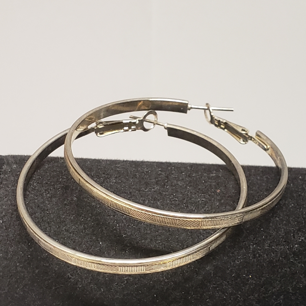 Vintage Silver Tone Textured Line Design Hoop Earrings Medium Hoops - Picture 6 of 7